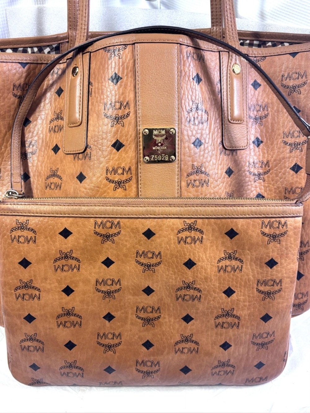 MCM Liz Reversible MD Tote. Cognac/Gold. - Picture 14 of 17